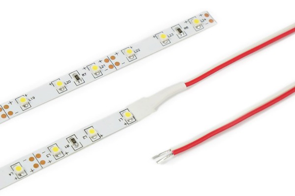 Der Marken-LED-Streifen, 100 cm lang, mit verlötetem Anschlusskabel (50 cm)